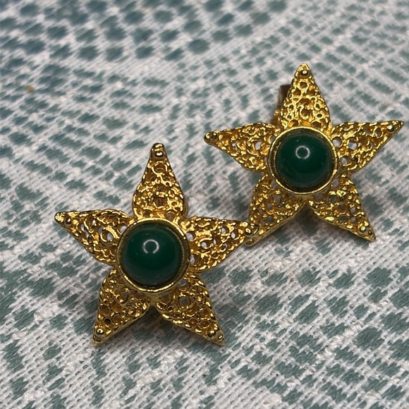 Vintage star clip-on earrings with green cabochons - Picture 3 of 5